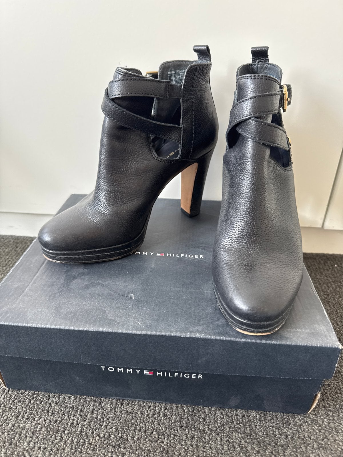 Tommy Hilfiger leren enkellaarsjes met hoge hak, maat 37, Ophalen of Verzenden, Zo goed als nieuw, Zwart, Lage of Enkellaarzen