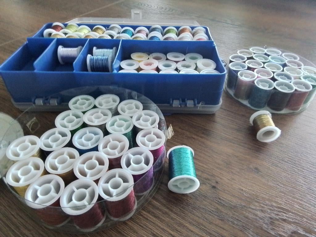 Kleine en iets grotere klosjes borduurgaren, chrissie, Ophalen of Verzenden, Zo goed als nieuw, Handborduren, Borduurgaren of Zijde