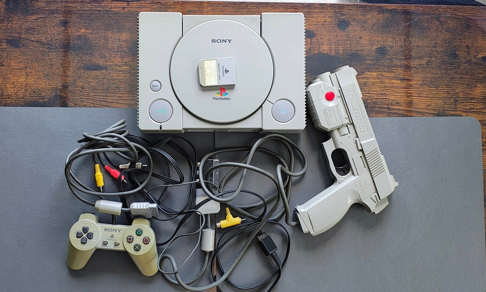 Sony PlayStation 1 met controller, gun., Ophalen of Verzenden, Gebruikt, Met 1 controller, Met geheugenkaart