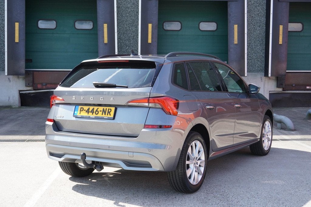 Skoda Kamiq 1.0 TSI 110pk DSG Sport Business | Trekhaak | Ca, Auto's, Skoda, 12 maanden, Gebruikt, Leder en Stof, Origineel Nederlands