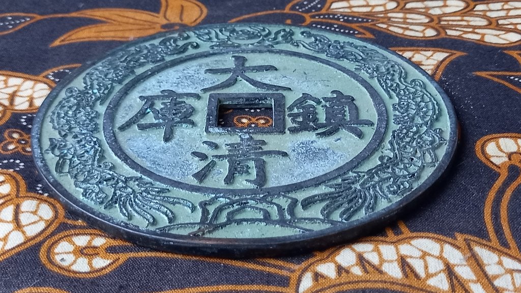 Mooie grote antieke Chinese munt van brons met karakters., Antiek en Kunst, Ophalen of Verzenden