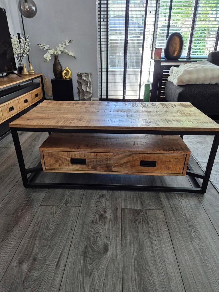 Salontafel rechthoek, industrieel design, mangohout en staal, Ophalen, 100 tot 150 cm, 50 tot 100 cm, Zo goed als nieuw
