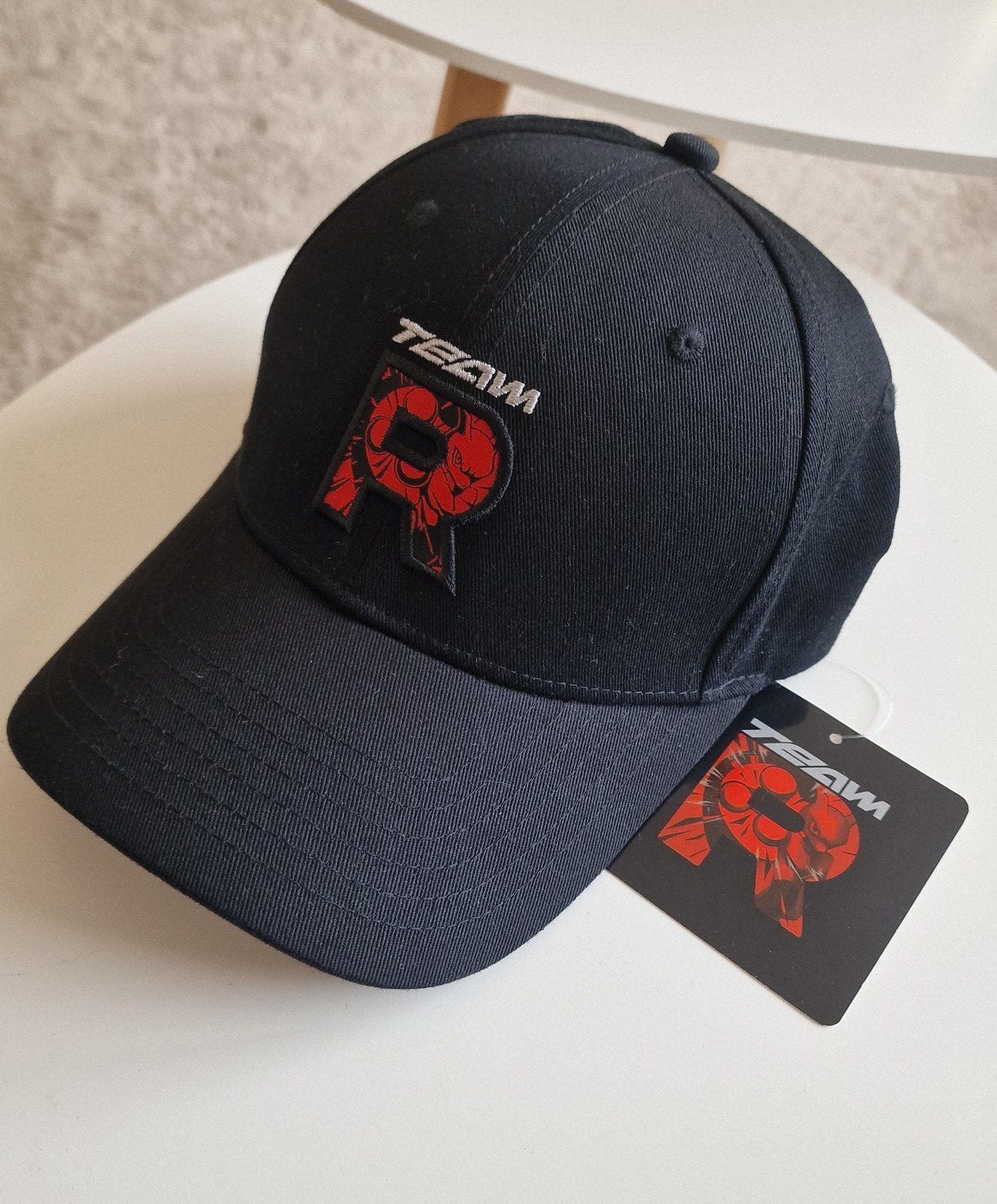 Pokémon Center Team Rocket Cap - Zwart met Rood Logo, Kleding | Heren, Verzenden, Nieuw, Pokemon Center, Pet