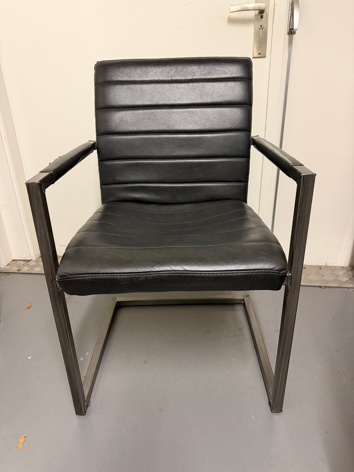 Zwarte eetkamerstoel met armleuningen, Ophalen, Gebruikt, Zwart, Leer