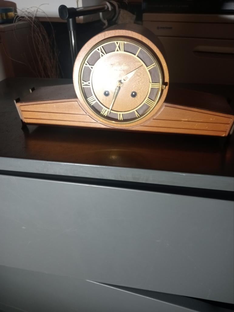 Vintage Junghansklok met membraam- Hout met Romeinse Cijfers, Ophalen
