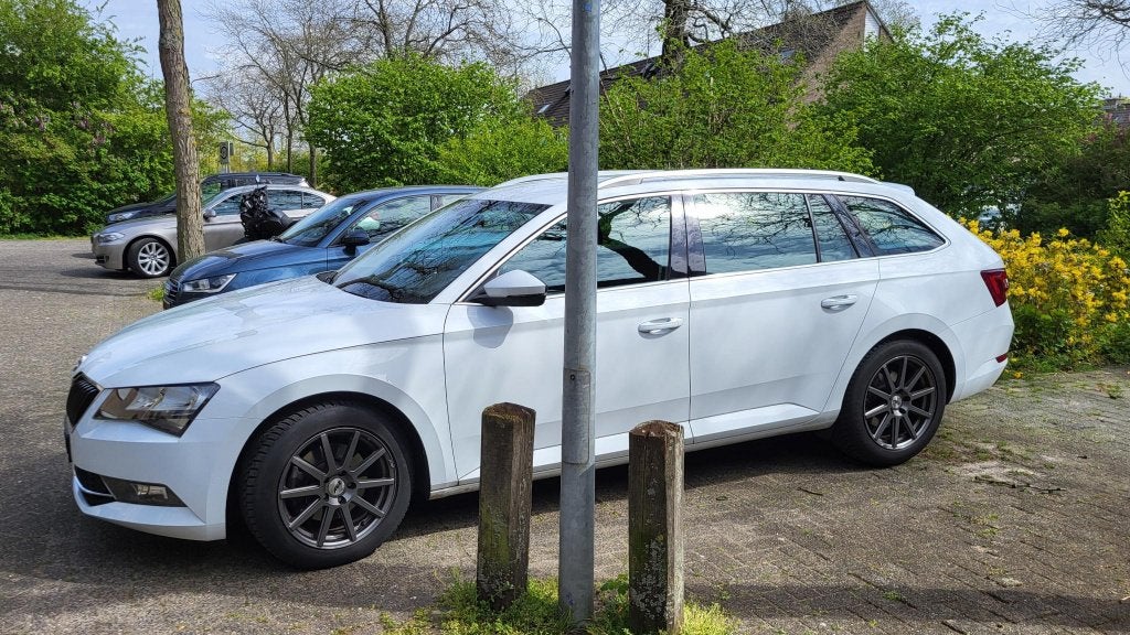 winterbanden met velg Skoda Superb VAG, Ophalen, Banden en Velgen, 17 inch, Winterbanden