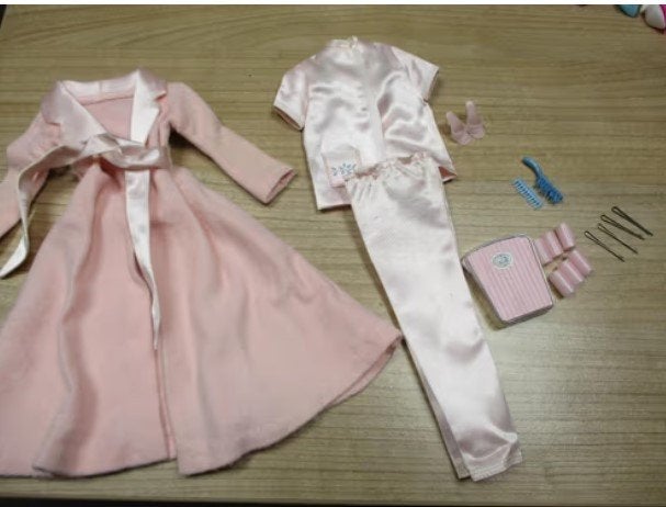 1965 BARBIE SLUMBER PARTY OUTFIT in NM staat, Verzenden, Zo goed als nieuw, Kleertjes