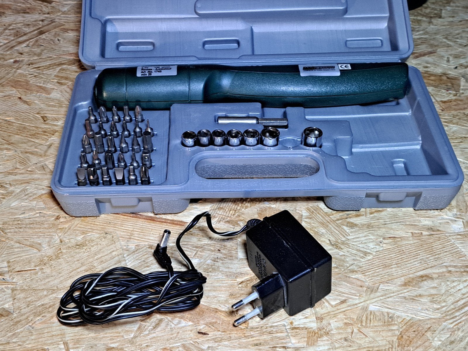 Mannesmann Accuschroevendraaier Set 2.4V met Bits, Gebruikt, Variabele snelheid, Ophalen of Verzenden, Boor- en Schroefmachine