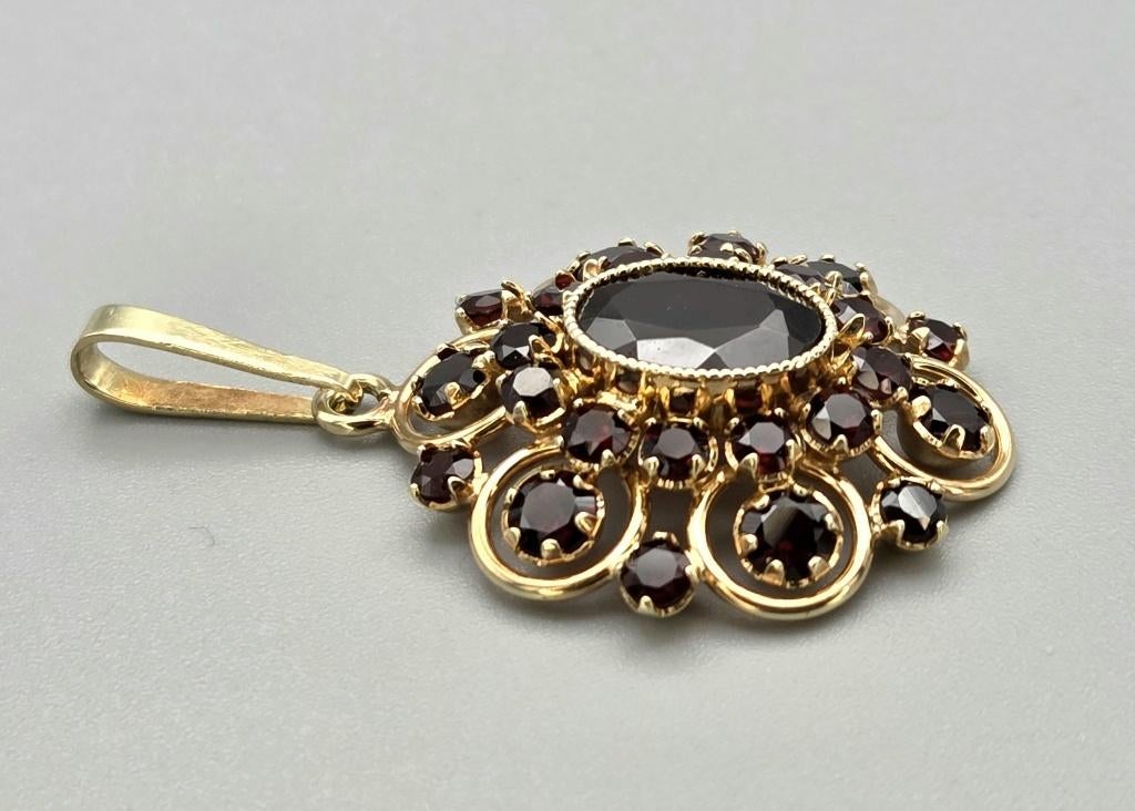 Antieke gouden hanger met granaat. 2025/758., ., Ophalen of Verzenden, Zo goed als nieuw, .