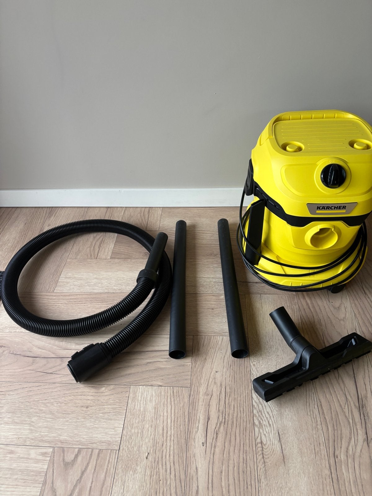 Kärcher WD 2 Plus Multi-purpose nat droog stofzuiger, Witgoed en Apparatuur, Stofzuigers, Ophalen, Inclusief accessoires, Kärcher