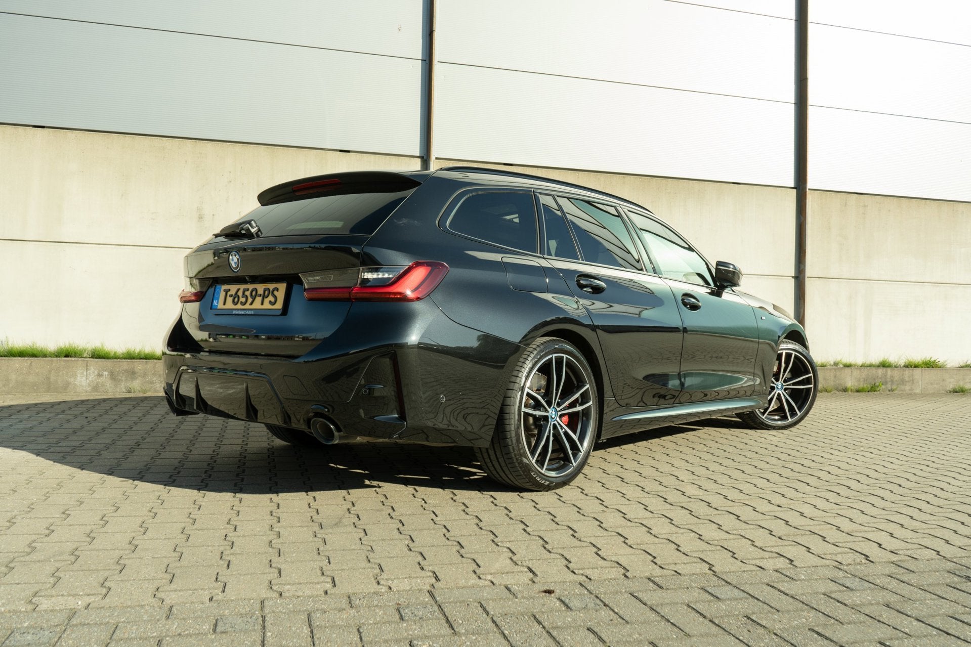 Foto 3 van BMW 3-serie Touring 320e M Sport PANO M-performance 19 Inch