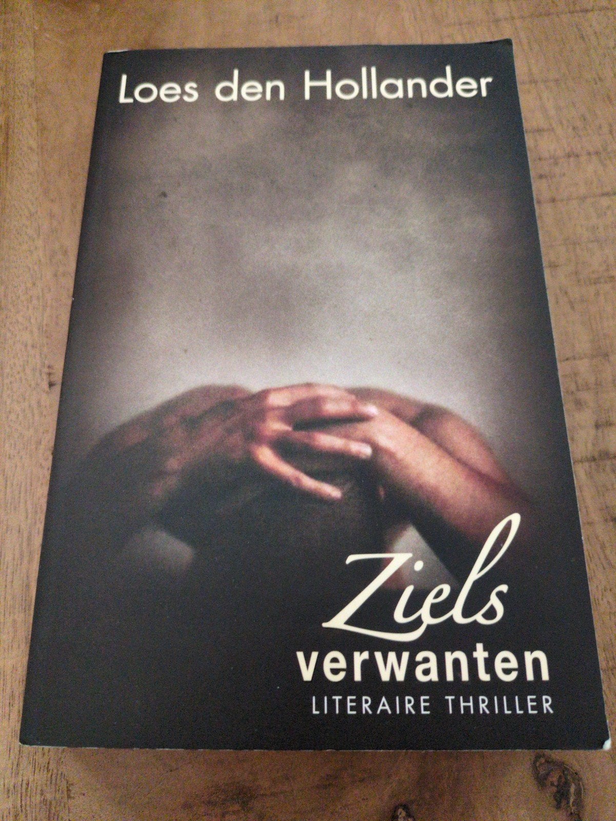 Zielsverwanten - Loes den Hollander (Literaire thriller), Ophalen of Verzenden, Zo goed als nieuw, Loes den Hollander, Nederland