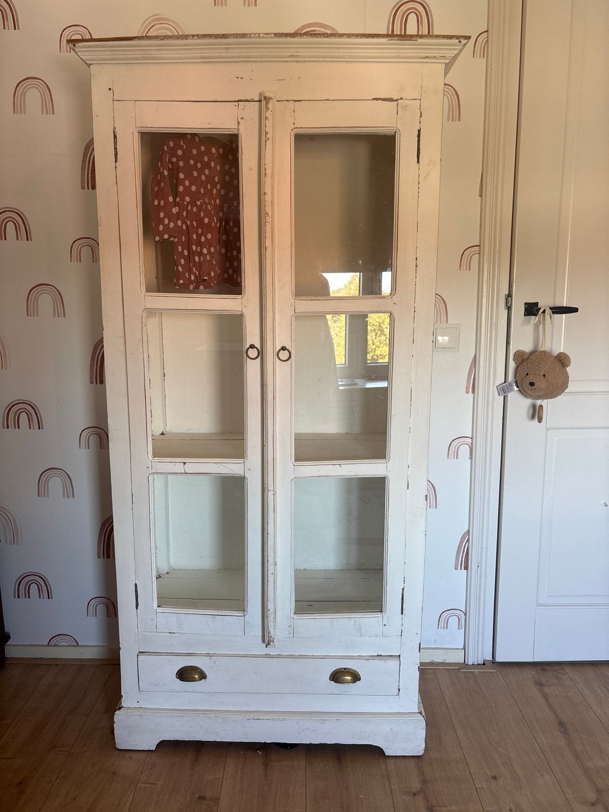 Brocante witte vitrinekast met lade, Huis en Inrichting, Ophalen, Gebruikt