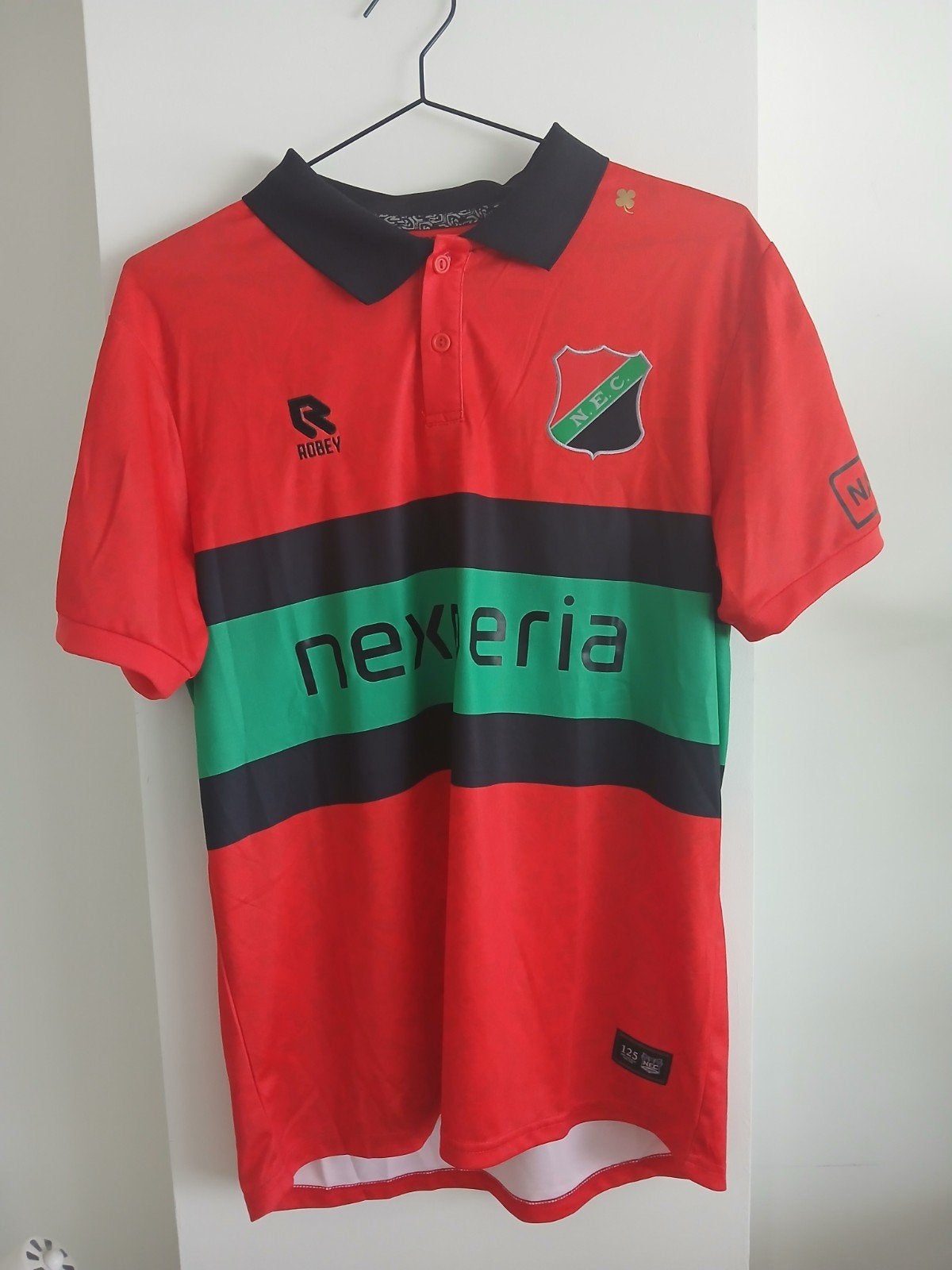 N.E.C. Thuisshirt 2026/2027 Maat M Nieuw met Prijskaartje, Robey, Nieuw, Voetbal, Rood