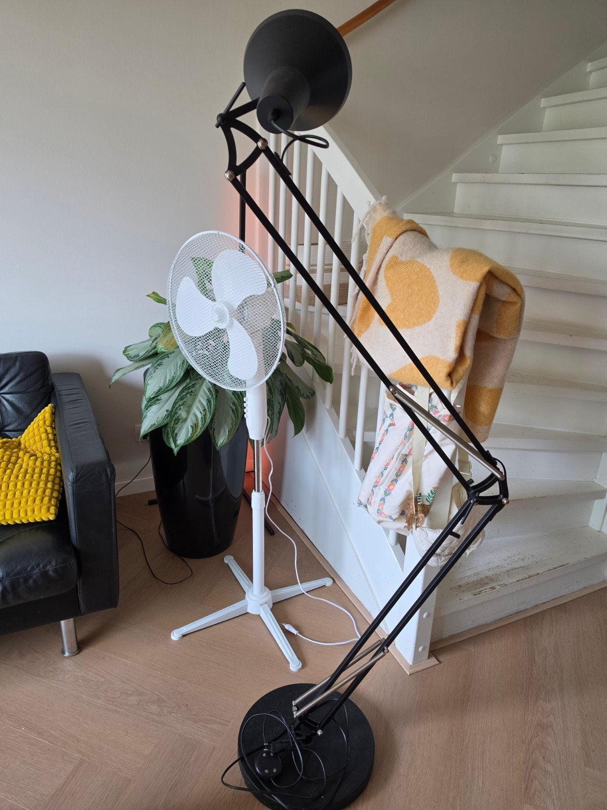 Grote zwarte vloerlamp met schaararm, Ophalen, Gebruikt, Modern, Industrieel, E27 (groot)