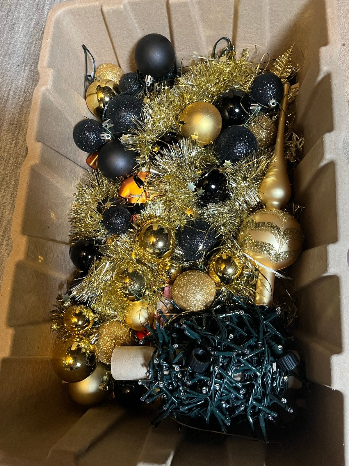 Kerst  spullen goud blauw zwart ballen en de boom is 180 cm, Diversen, Kerst, Ophalen, Gebruikt