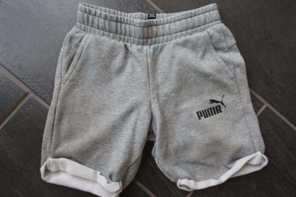 grijze Pumajogging korte broek maat 140, Kinderen en Baby's, Kinderkleding | Maat 140, Puma, Zo goed als nieuw, Jongen, Ophalen