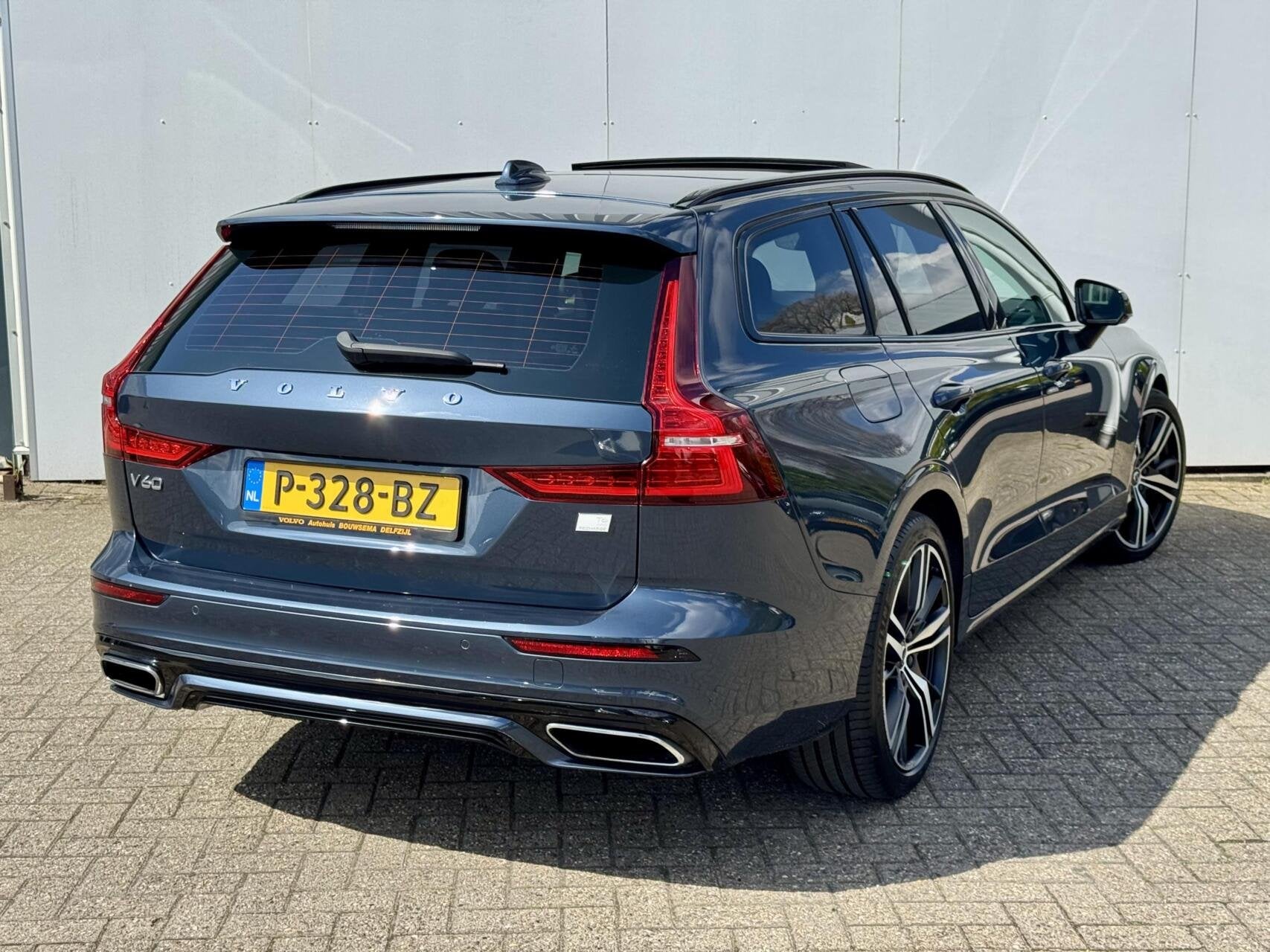 Volvo V60 2.0 T6 Recharge AWD R-Design|LongRange|ACC|Pano|el, Automaat, Gebruikt, 4 cilinders, Blauw
