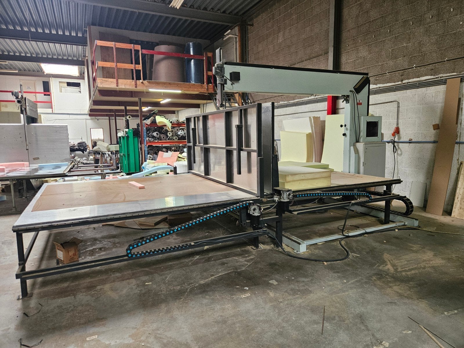 AUTOMATISCHE Schuimsnijmachine Z.G.A.N !!, Zakelijke goederen, Machines en Bouw | Industrie en Techniek, Ophalen