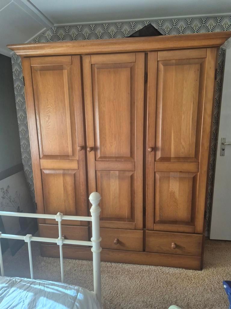 Massief eikenhouten kledingkast met 3 deuren en lades, Gebruikt, 100 tot 150 cm, Klassiekendief, 150 tot 200 cm