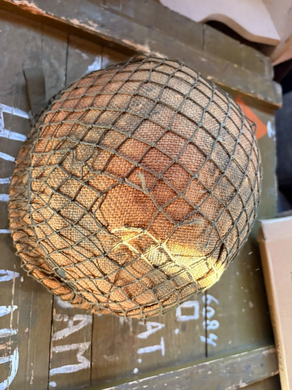 Vintage Nederlandse Legerhelm met Net - WOII Stijl, Ophalen of Verzenden, Nederland, Helm of Baret