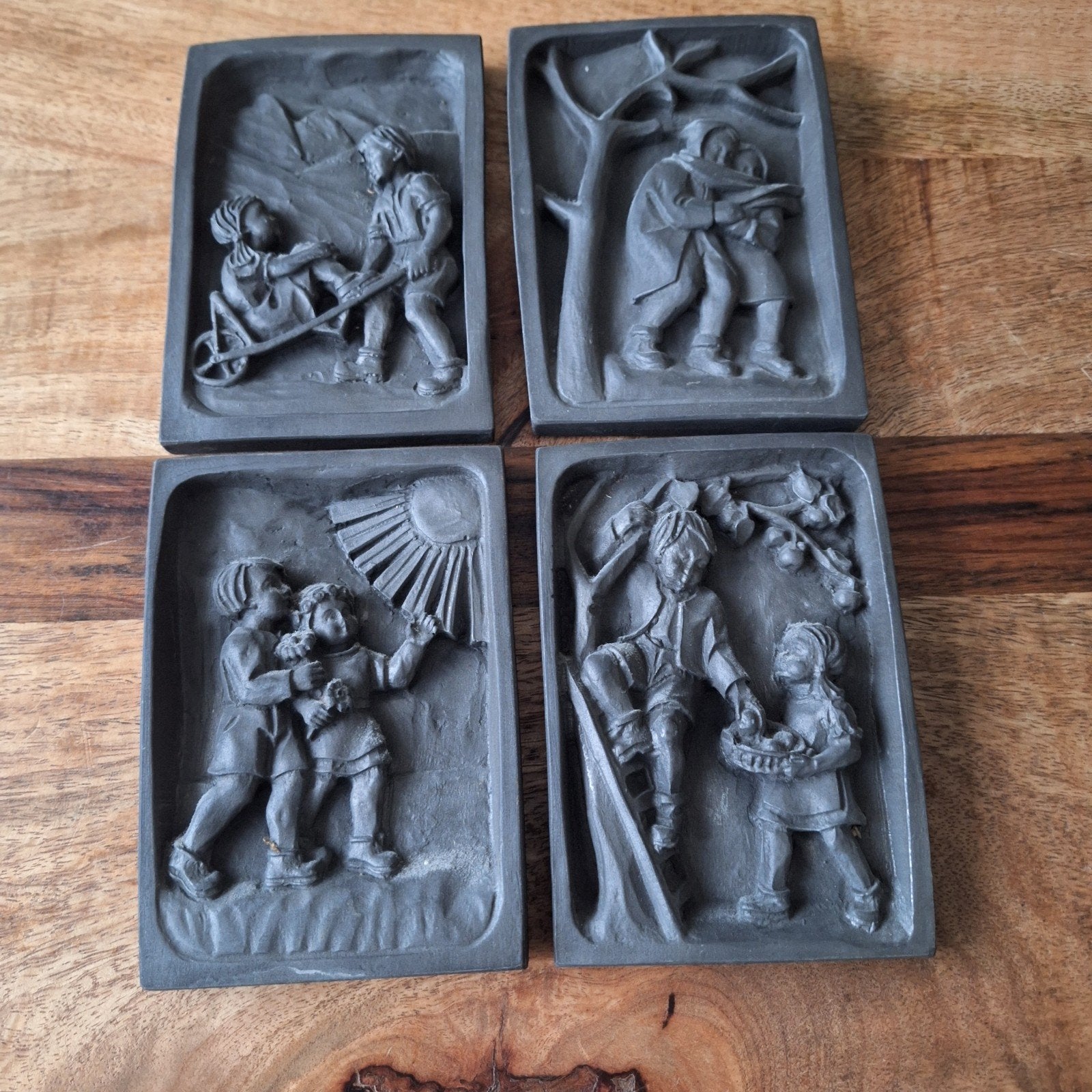 Set van 4 vintage tinnen plaquettes met kinderfiguren, Ophalen of Verzenden