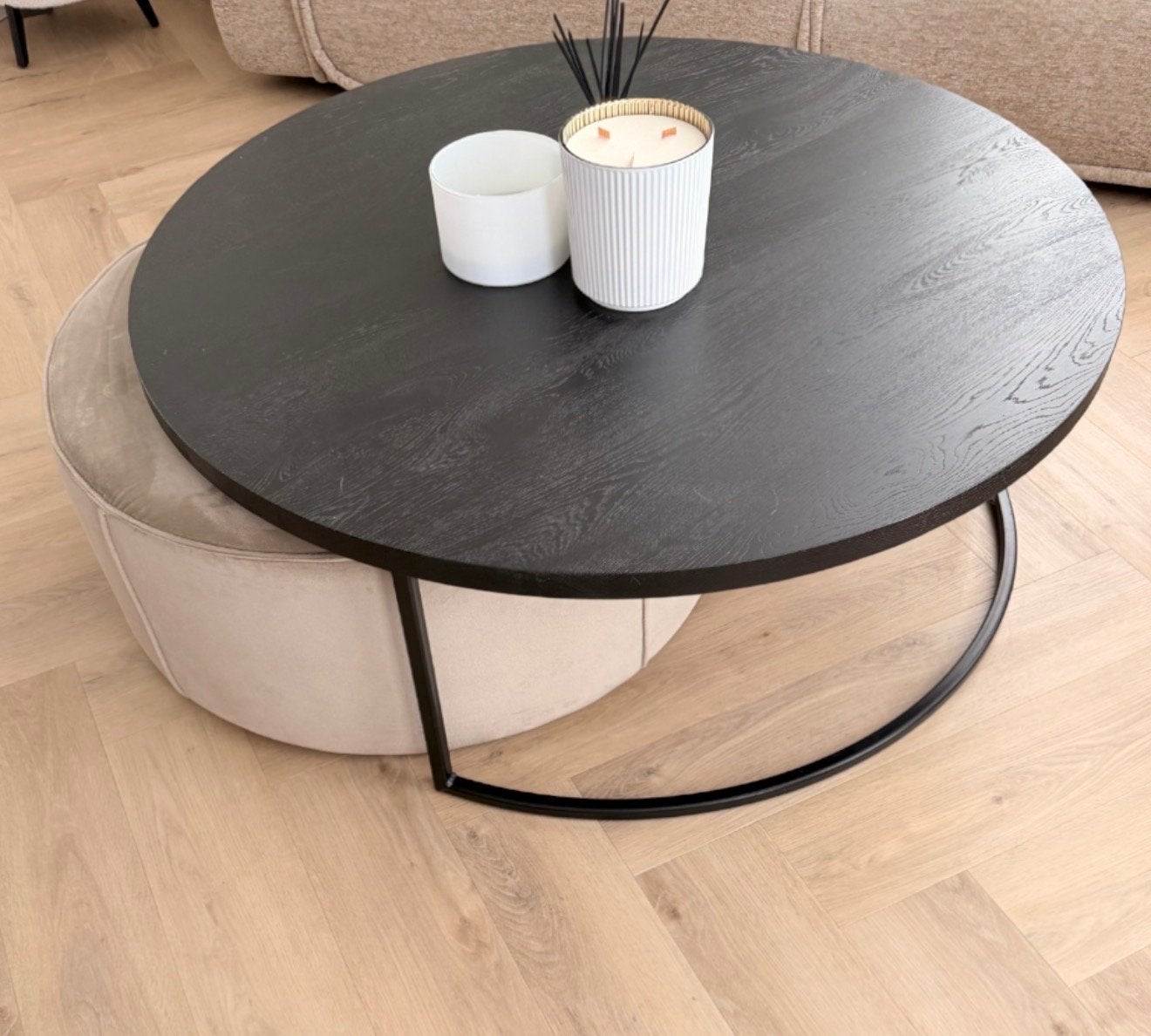 Moderne ronde salontafel met poef - Zwart en beige, Ophalen, 100 tot 150 cm, Rond, Zo goed als nieuw
