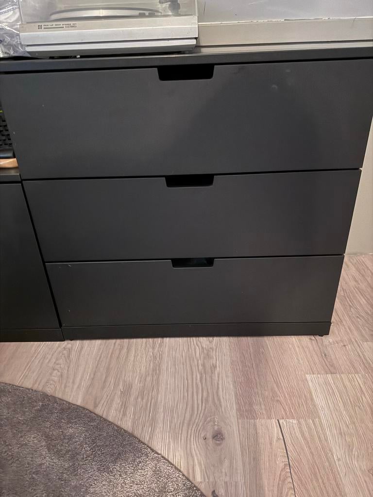 IKEA Nordli Zwarte ladekast - alles werkt goed, Huis en Inrichting, Kasten | Ladekasten, Ophalen, Overige materialen, Gebruikt
