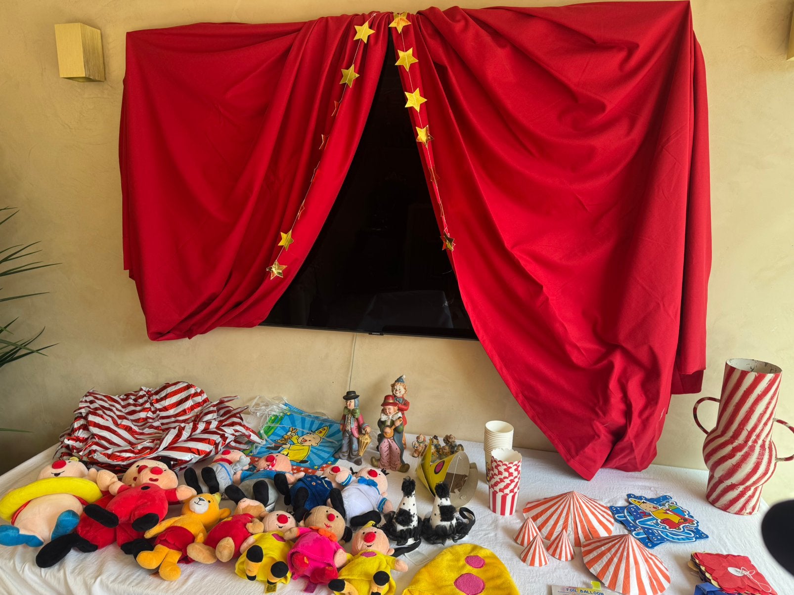 Bumba versiering - circus - clown - rood wit - bumba knuffel, Ophalen of Verzenden, Zo goed als nieuw, Versiering, Verjaardag