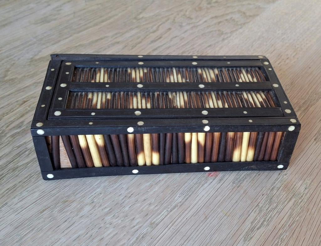 Antieke doos met stekels van een stekelvarken domino stenen, Ophalen of Verzenden