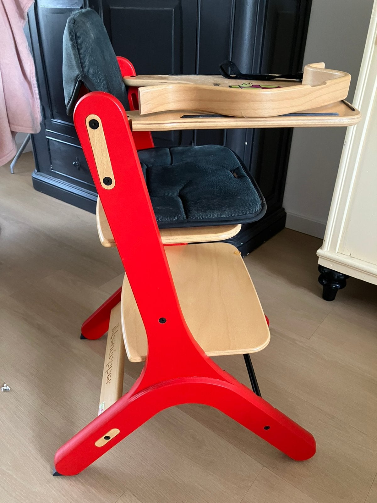 Dapper kinderstoel met blad, kussen en beugel trip trap rood, Kinderen en Baby's, Kinderstoelen, Ophalen, Zo goed als nieuw, Meegroeistoel
