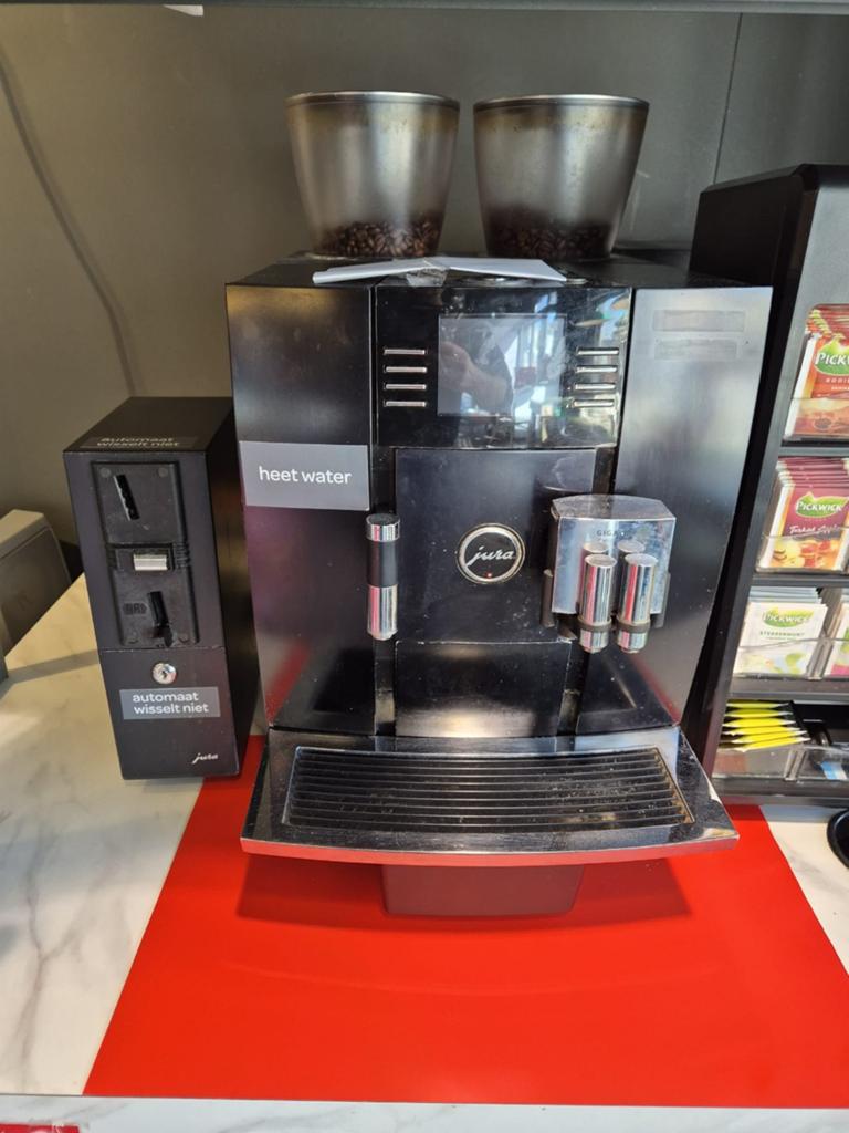 Defect jura Giga X8c Koffiemachine/muntgeldautomaat (defect), Ophalen of Verzenden, Koffiemachine