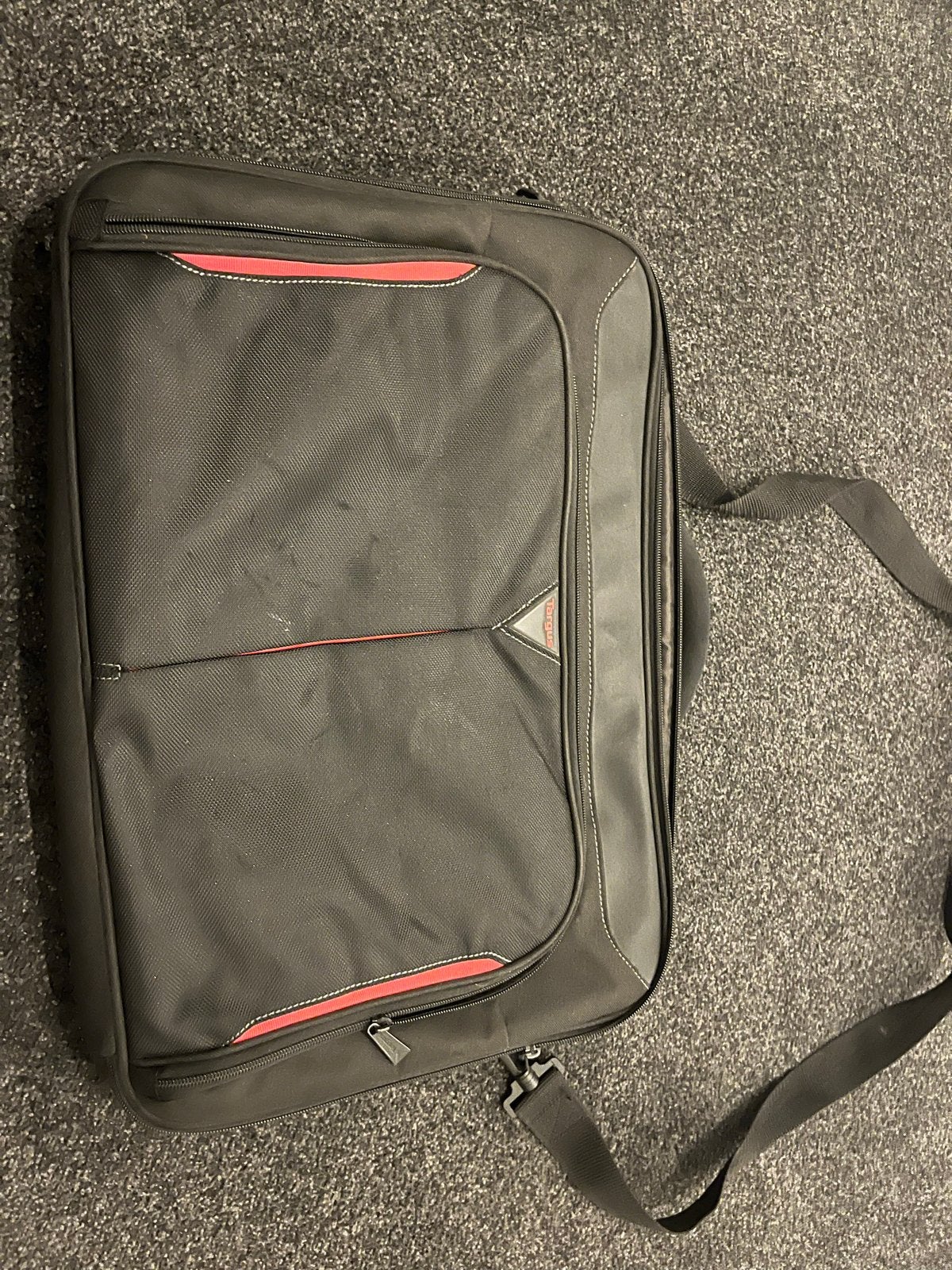 Targus laptoptas 15 inch - Zwart met rode accenten, Gebruikt, Gevoerd laptopvak, 15 inch, Aktetas