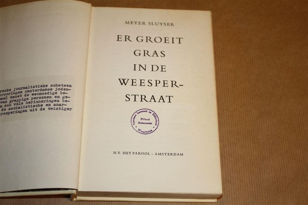 Er groeit gras in de Weesperstraat. 1958., Ophalen of Verzenden, Gelezen