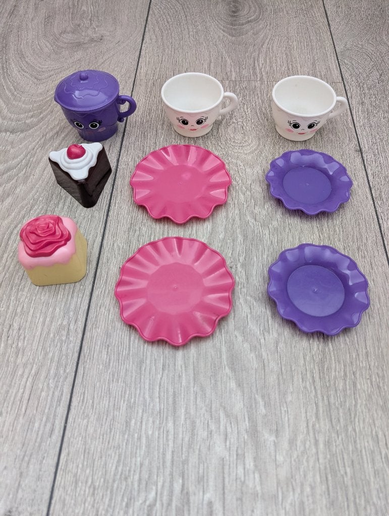 Plastic thee setje met taartjes, kopjes en bordjes, Ophalen of Verzenden, Gebruikt, Kunststof, Speelkeuken-accessoire