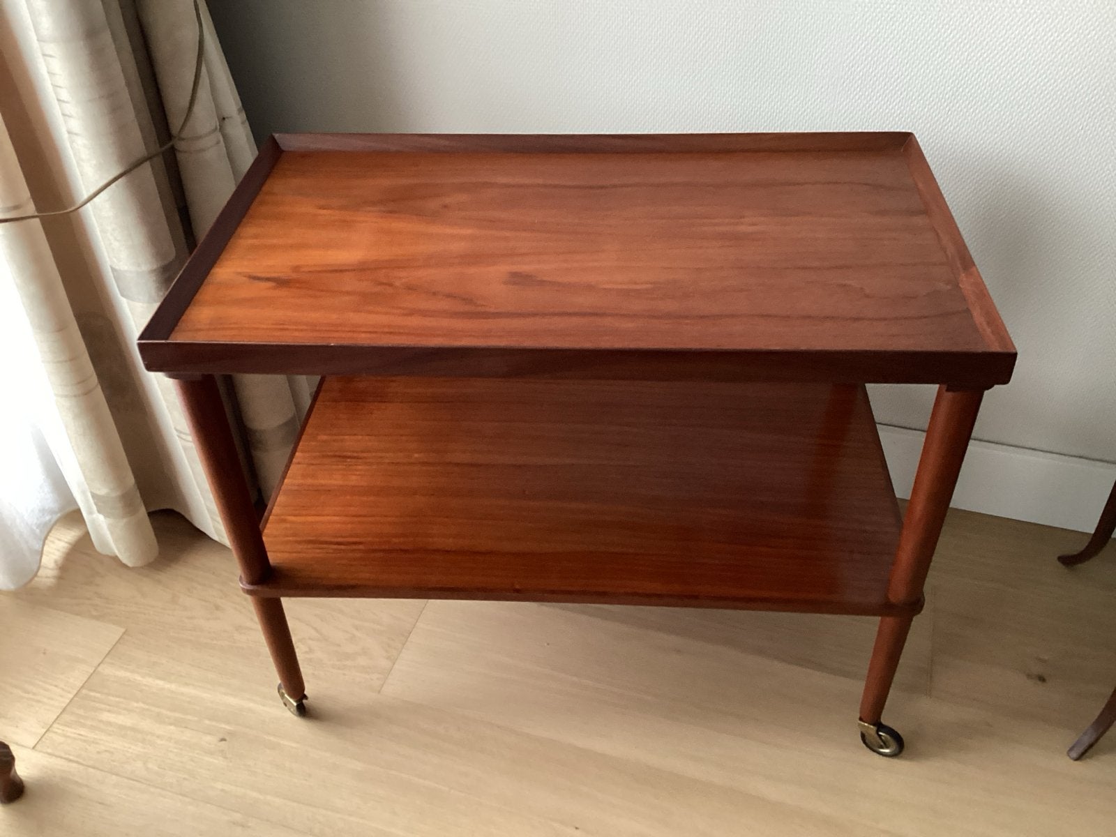 Vintage Teak Bijzettafel op Wieltjes, Huis en Inrichting, Tafels | Bijzettafels, Gebruikt, 55 tot 75 cm, Rechthoekig, Hout