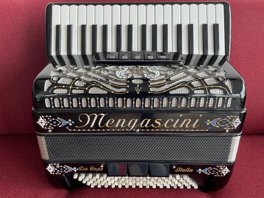 Italiaanse Mengascini accordeon.80bas.3korig.Musette.Z.g.a.n, Muziek en Instrumenten, Accordeons, Overige merken, 80-bas, Met koffer