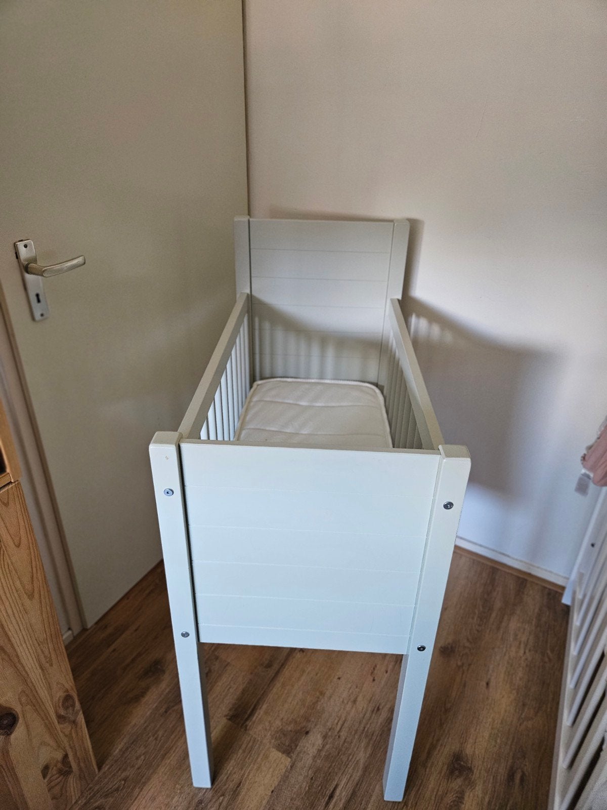 Licht grijze wieg met matrasje - matrasje is een jaar oud, Kinderen en Baby's, Babywiegjes en Ledikanten, Ophalen, Zo goed als nieuw