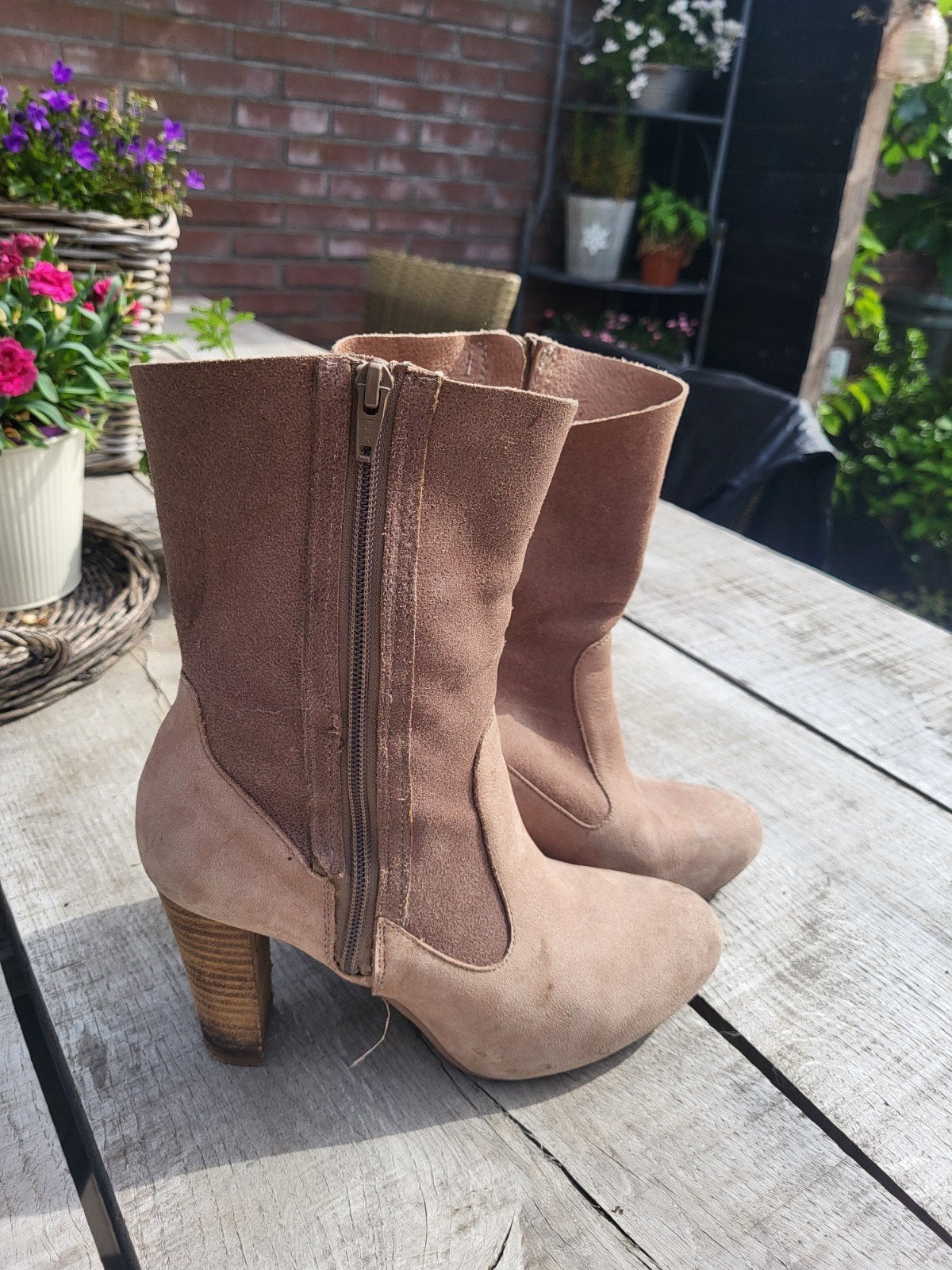 Uggs laarsjes mt 39, UGG, Beige, Lage of Enkellaarzen, Ophalen of Verzenden
