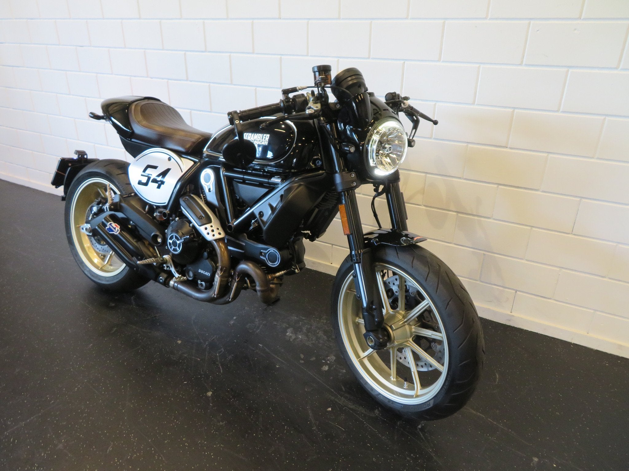 Ducati SCRAMBLER 800 CAFE RACER GAAF! (bj 2017), Motoren, Naked bike, Gebruikt, Bedrijf