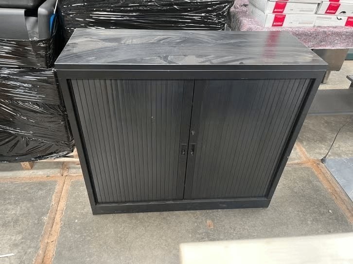 Zwarte roldeurkast 120  107  45 cm met slot, Ophalen, 100 tot 150 cm, Zo goed als nieuw, Met slot