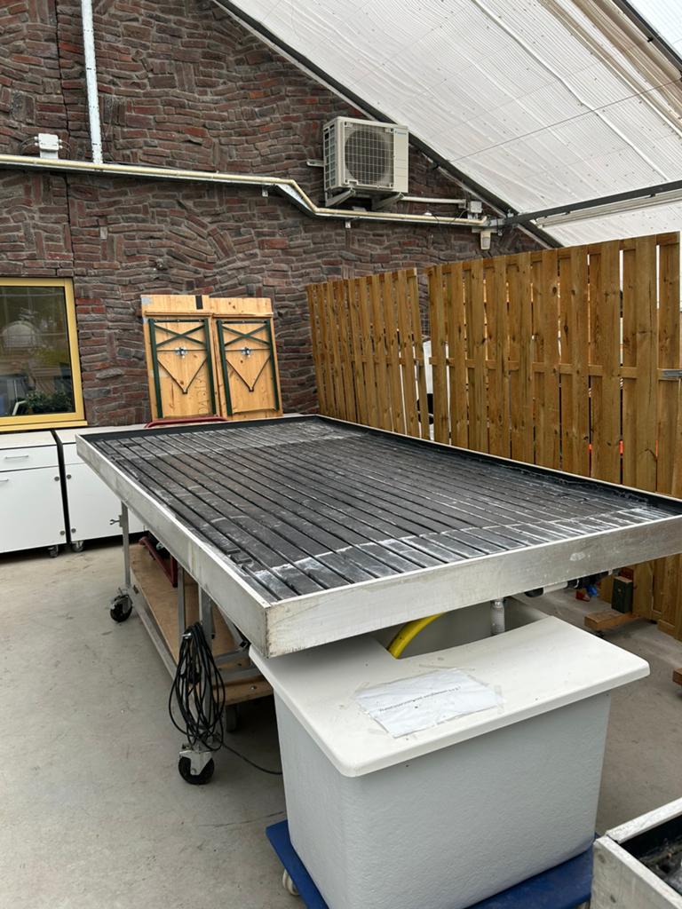 Te koop Eb en Vloedtafel / kweektafel, Ophalen, Gebruikt, Kweektafel