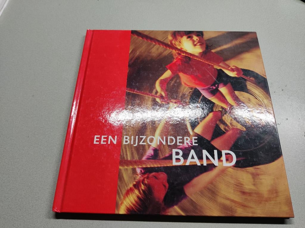 Een Bijzondere Band - Boek over autobanden, Ophalen of Verzenden, Nieuw, Algemeen