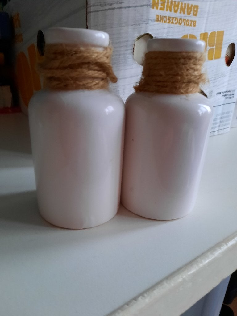 2 witte flesjes, 13 cm. hoog, met touw, Ophalen of Verzenden