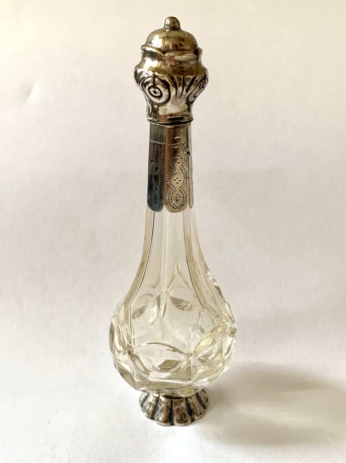Hollands kristal parfumflesje met zilveren dop, kraag, voet., Ophalen of Verzenden, Zilver