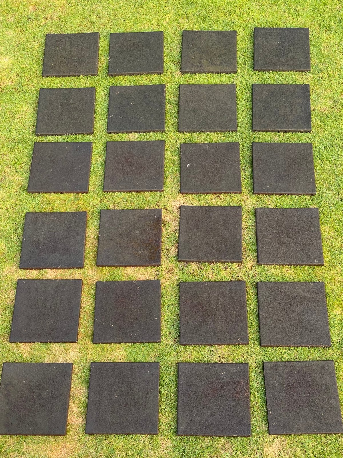 24 zwarte rubberen tegels 50x50 cm voor buiten, Ophalen, Gebruikt
