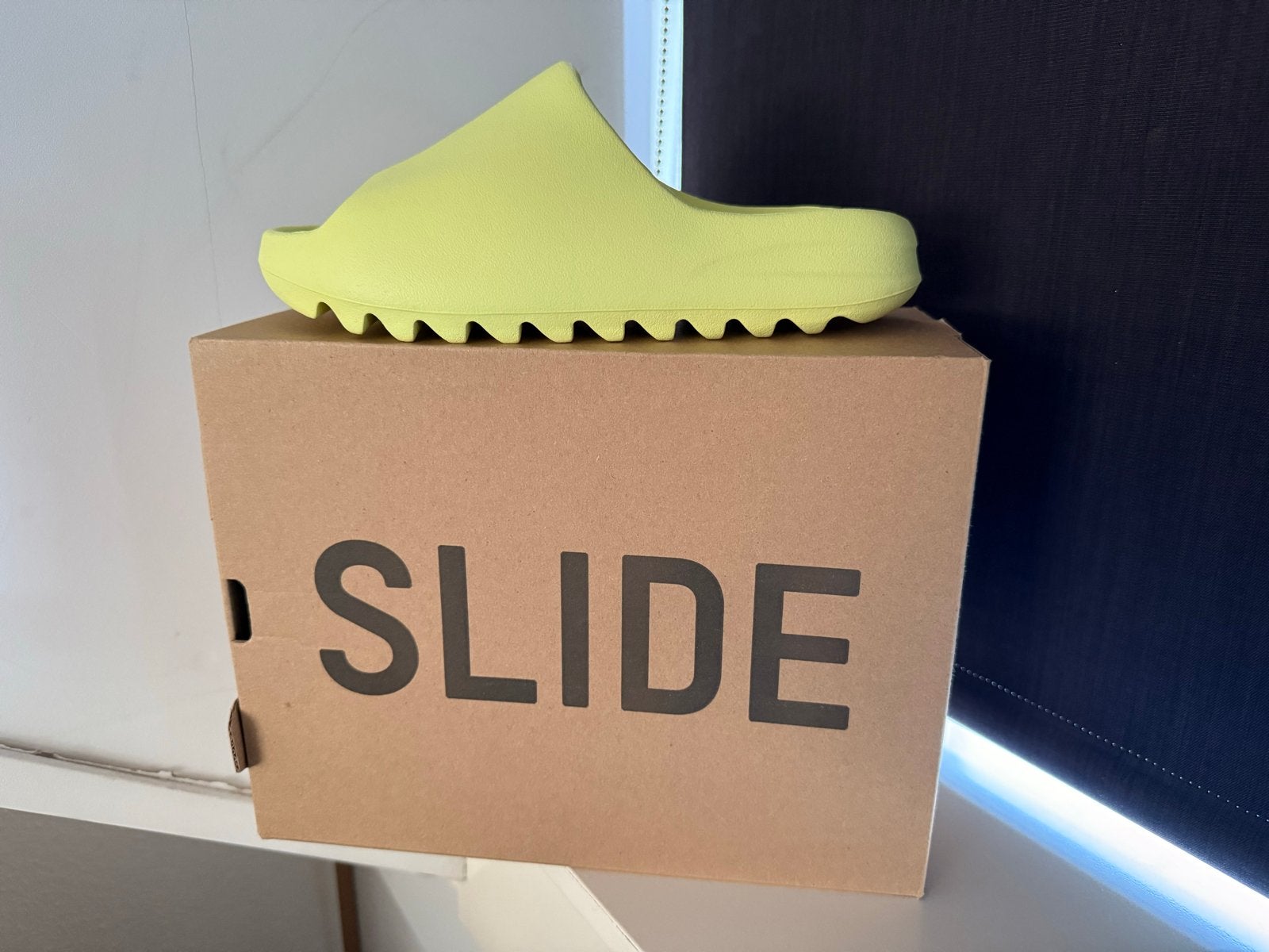 Adidas Yeezy Slide - Maat US 9 / EU 43, Kleding | Heren, Schoenen, Slippers, Overige kleuren, Nieuw, Ophalen of Verzenden