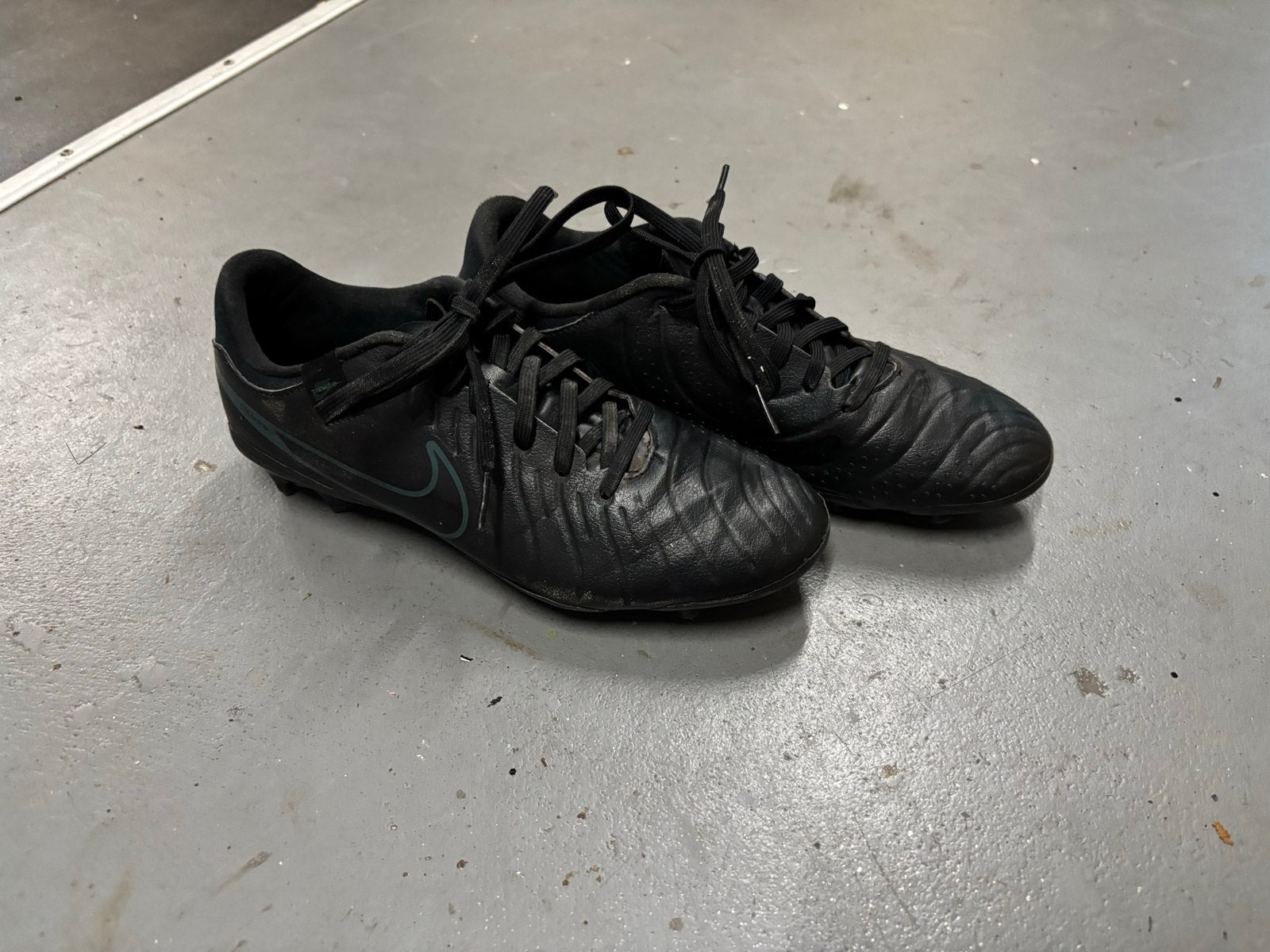 Zwarte Nike Tiempo voetbalschoenen - Maat 40, Maat XS of kleiner, Schoenen, Ophalen of Verzenden, Zo goed als nieuw