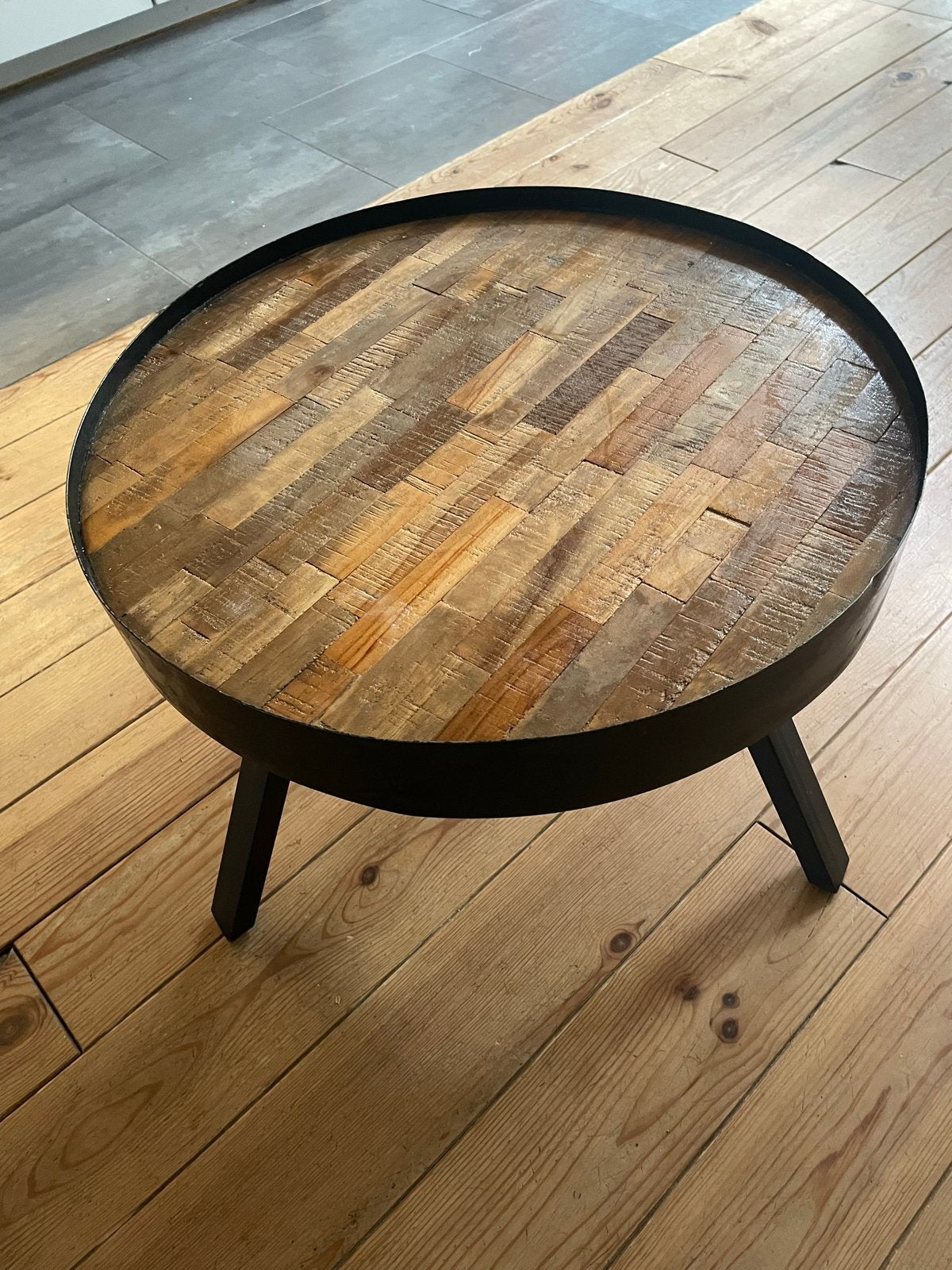 Ronde salontafel mangohouten blad en metalen frame, Ophalen, Gebruikt, Rond, 50 tot 100 cm