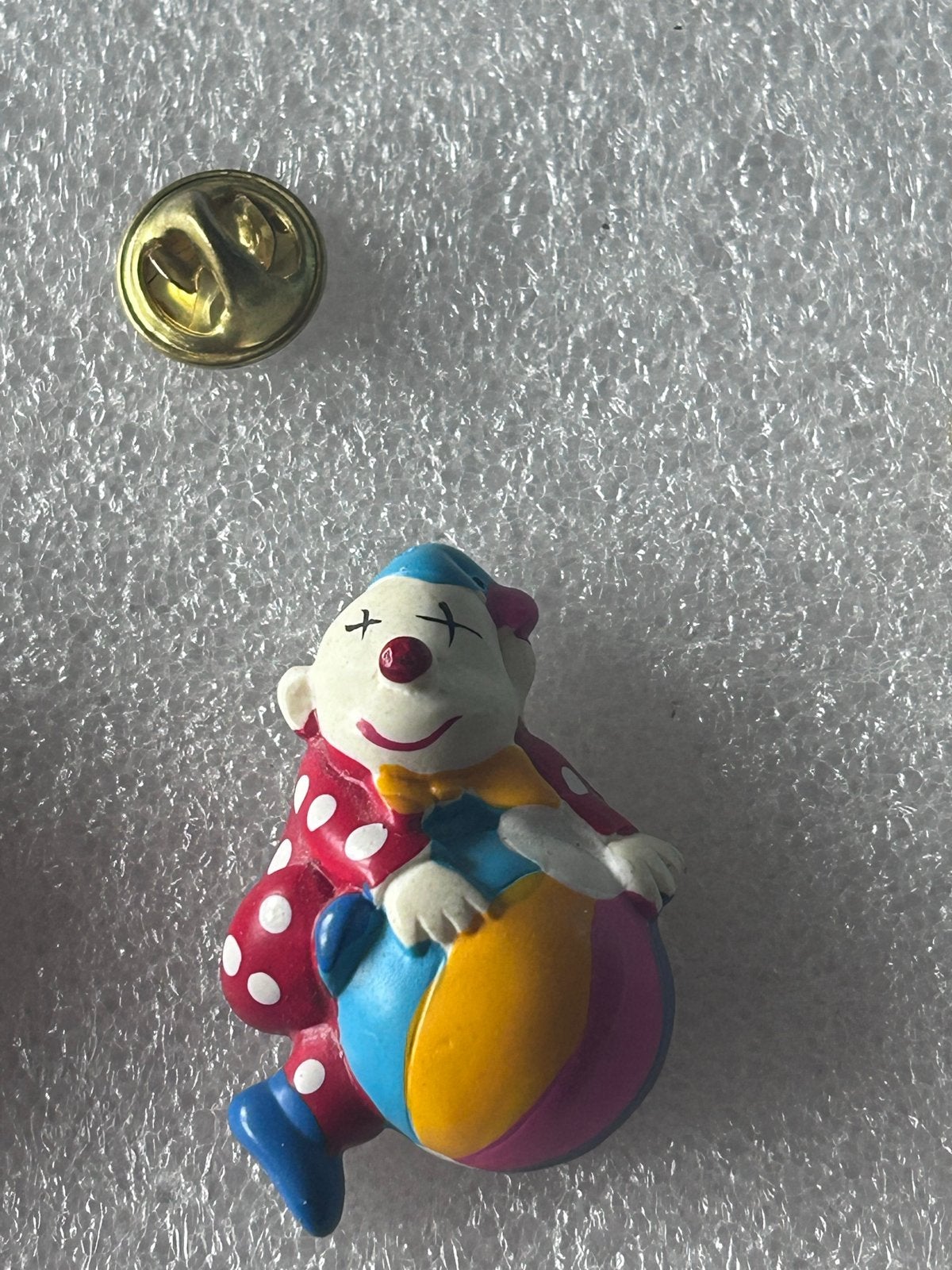 Leuke Clown Pin met Bal - Vintage Stijl, Ophalen of Verzenden, Gebruikt, Figuurtje, Speldje of Pin